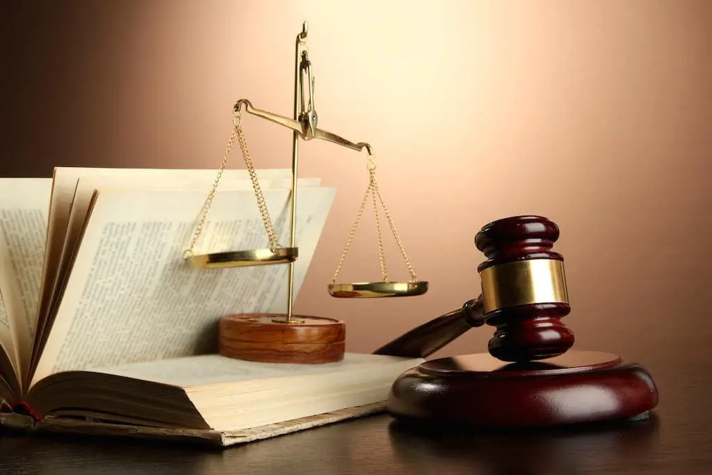 Lawyer Vs. Attorney – 3 Key Differences (Comparison Table)